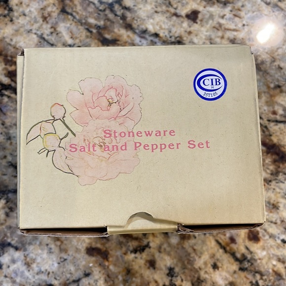 NEW IN BOX Mr. and Mrs. Chicken Salt and Pepper Shakers - Picture 6 of 7